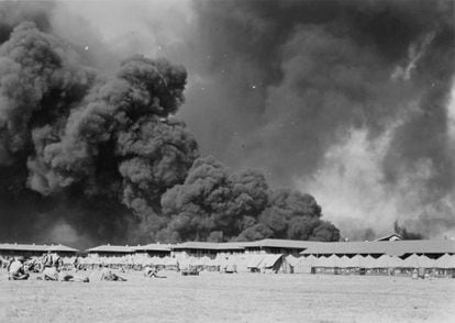 Soldados de la marina estadounidense se mantienen alerta por el posible regreso del ejército aéreo japonés en Pearl Harbor (Hawái), el 7 de diciembre de 1941.