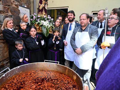 Juan García-Gallardo (en el centro, con corbata azul, barba y delantal) en La Bañeza (León), el miércoles.