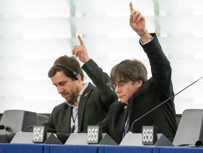 Antoni Comin y Carles Puigdemont durante un plenario del Parlamento Europeo el pasado 16 de enero. 