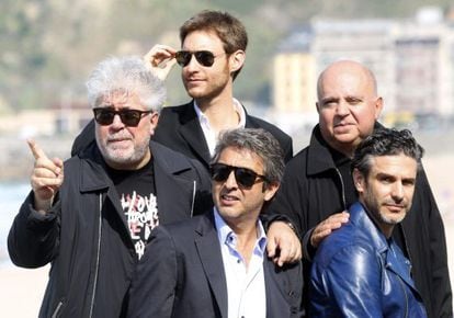 De izquierda a derecha, el productor Pedro Almodovar, el director Damián Szifrón, el actor Ricardo Darín (sentado), el productor Agustín Almodóvar y el también actor Leonardo Sbaraglia (sentado).