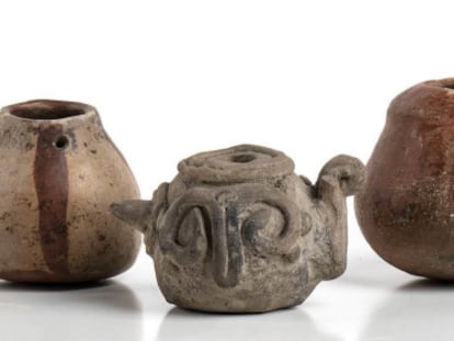 Ollas de barro mesoamericanas ofertadas en una subasta en Italia.