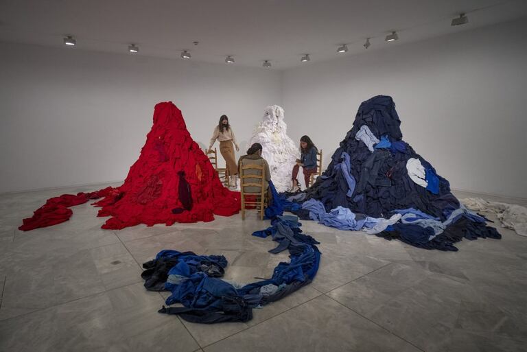 'Arreglos', una 'performance' dentro de la exposición de la artista Suzanne Lacy en el CAAC (Sevilla).