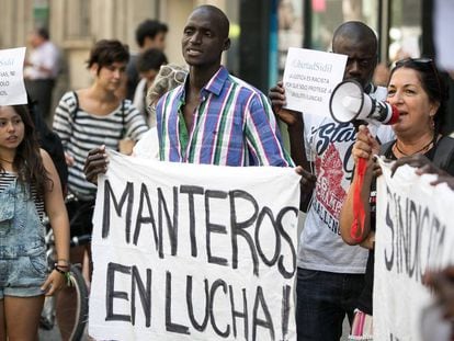 Lamine Sarr, con la camisa de cuadros, junto a otros manifestantes