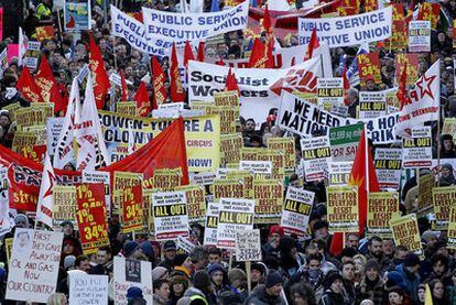 Decenas de miles de personas se concentraron en el centro de Dublín para portestar contra el plan de ajuste del Gobierno irlandés.