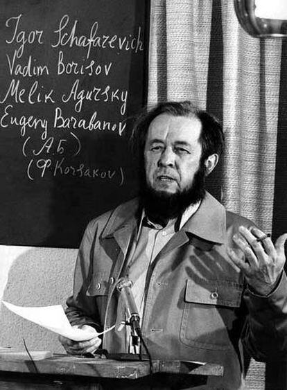 El disidente del régimen soviético Alexandr Solzhenitsin presenta ensayos de otros disidentes en Zúrich en 1974.