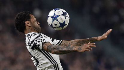 Dani Alves, durante el Juventus-Porto.