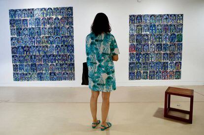 Una dona observa l'obra de l'holandès Marijn van Kreij al Museu Picasso de Barcelona.