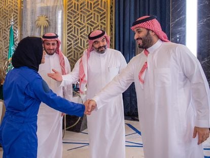 El príncipe Mohamed bin Salmán recibe a la astronauta Rayyanah Barnawi, el 16 de abril en Yeda (Arabia Saudí).