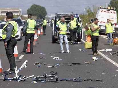 La Guardia Civil y los equipos de emergencias en el punto donde la conductora de un turismo que, en mayo de 2017, arrolló a un grupo de ciclistas y mató a tres de ellos.