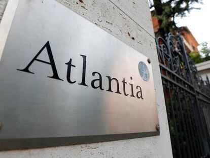 El logotipo de Atlantia en la entrada de su sede en Roma.