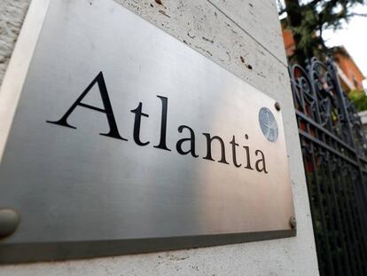 El logotipo de Atlantia en la entrada de su sede en Roma.