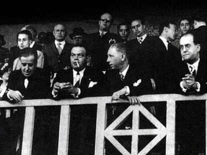 Lluís Companys, con Josep Sunyol (con un cigarrillo en los labios), en el campo de Les Corts en mayo de 1936.