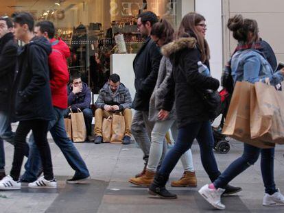 La calle de Preciados, ayer s&aacute;bado por la tarde. 