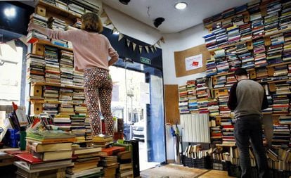 Entrada de Tuuulibrería (Covarrubias, 38), donde el cliente decide cuánto paga por los libros que se lleva.