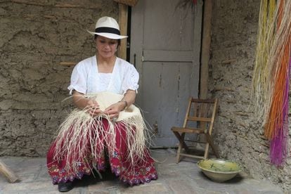 Mujer ecuatoriana tejiendo.