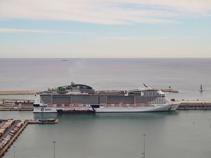 El crucero MSC Grandiosa permanece atracado este sábado en el Puerto de Barcelona con varios positivos por covid a bordo