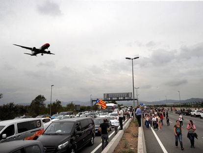 Centenares de personas llegan caminando a las inmediaciones del Aeropuerto de El Prat, durante la protesta convocada por Tsunami en 2019.