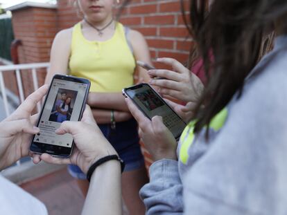 Grupo de amigas con sus teléfonos móviles.