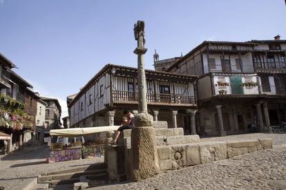 El nombre de esta localidad salmantina, en el parque natural de Las Batuecas-Sierra de Francia y a 1.048 metros de altitud, evoca arquitectura popular, bordados y el rojo punzante de los geranios en los balcones. Su singular entramado urbano fue declarado conjunto histórico artístico en 1940. El pasado otoño fue el pueblo más votado de Castilla y León por los lectores de EL PAÍS a partir una selección inicial de 250 localidades de menos de 10.000 habitantes de toda España. Más información: <a href="http://www.laalberca.com/" target="_blank">laalberca.com</a>