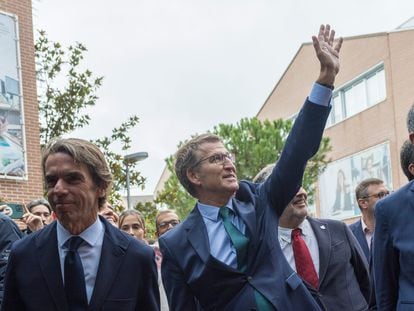 Aznar y Feijóo, esta mañana a su llegada a un acto en la Universidad Francisco de Vitoria, en Madrid.