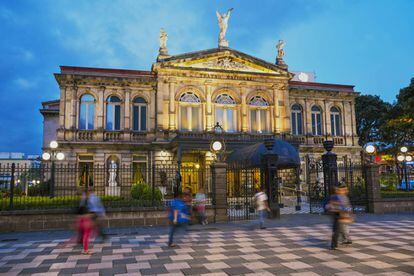El Teatro Nacional, desde la plaza de la Cultura, en San José, la capital de Costa Rica