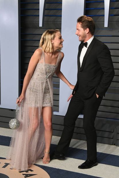Margot Robbie y su marido, Tom Ackerley, en la fiesta de los Oscars de la revista 'Vanity Fair', en marzo de 2018.