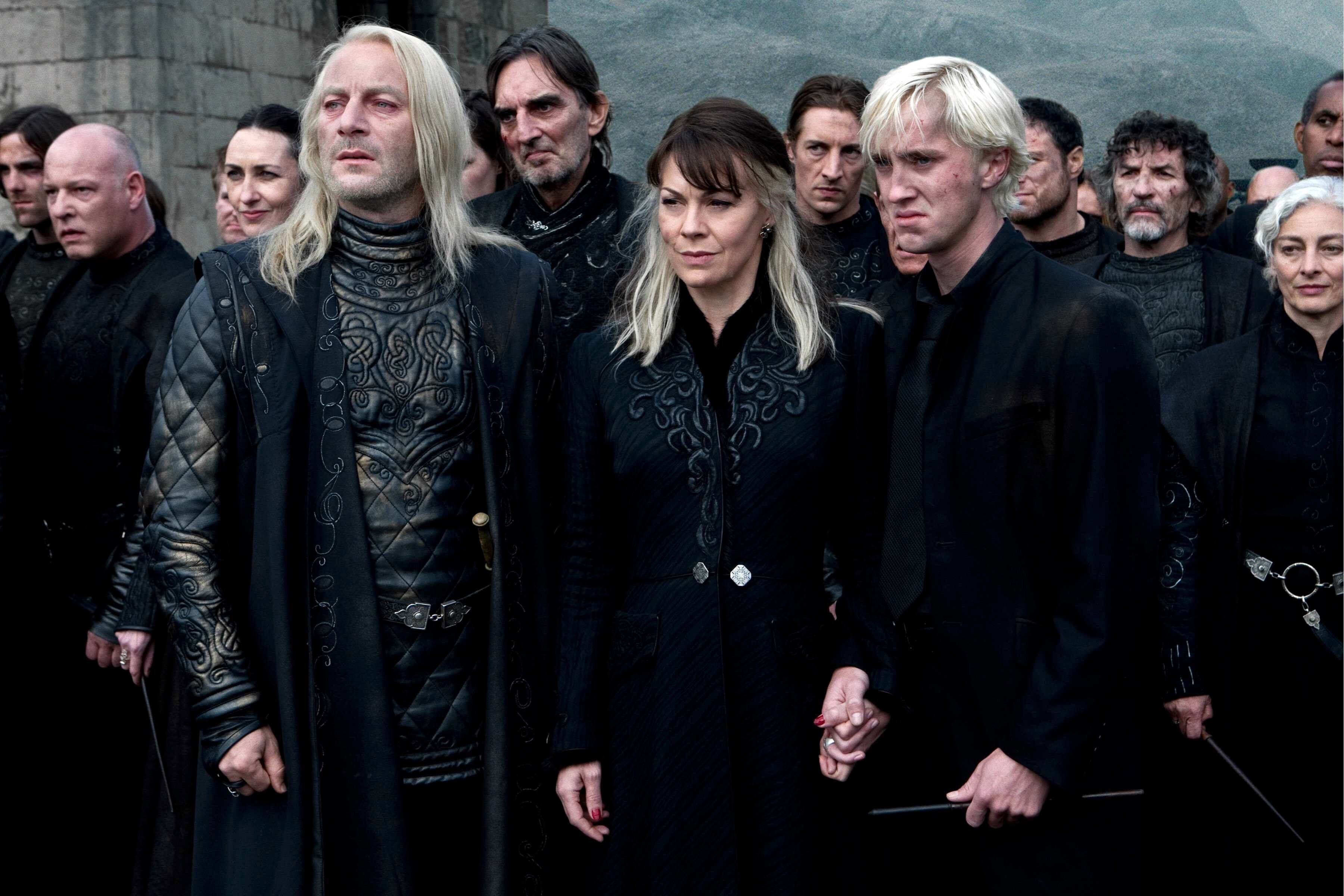 Helen McCrory (en el centro) junto a Jason Isaacs (izquierda) y Tom Felton (derecha), en 'Harry Potter y las reliquias de la Muerte: parte 2'.