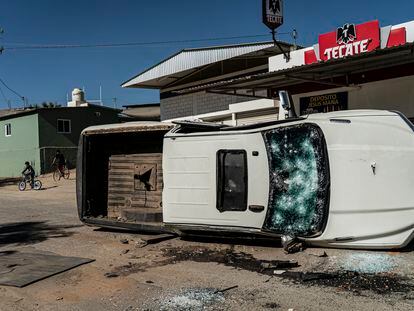 Un auto con impactos de bala en la sindicatura de Jesús María en Culiacán, dos días después del enfrentamiento por la detención de Ovidio Guzmán.