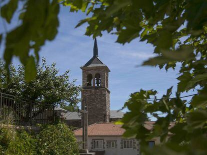 Vista de la iglesia de Somosierra.