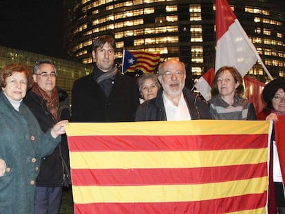 De izquierda a derecha, en primera fila: Tatjana Zdanoka, Ramón Tremosa (PdeCAT), Jordi Solé (ERC) y Josep Maria Terricabras (ERC) en una protesta contra “la discriminación de Cataluña” ante el Europarlamento en Bruselas el 14 de noviembre.