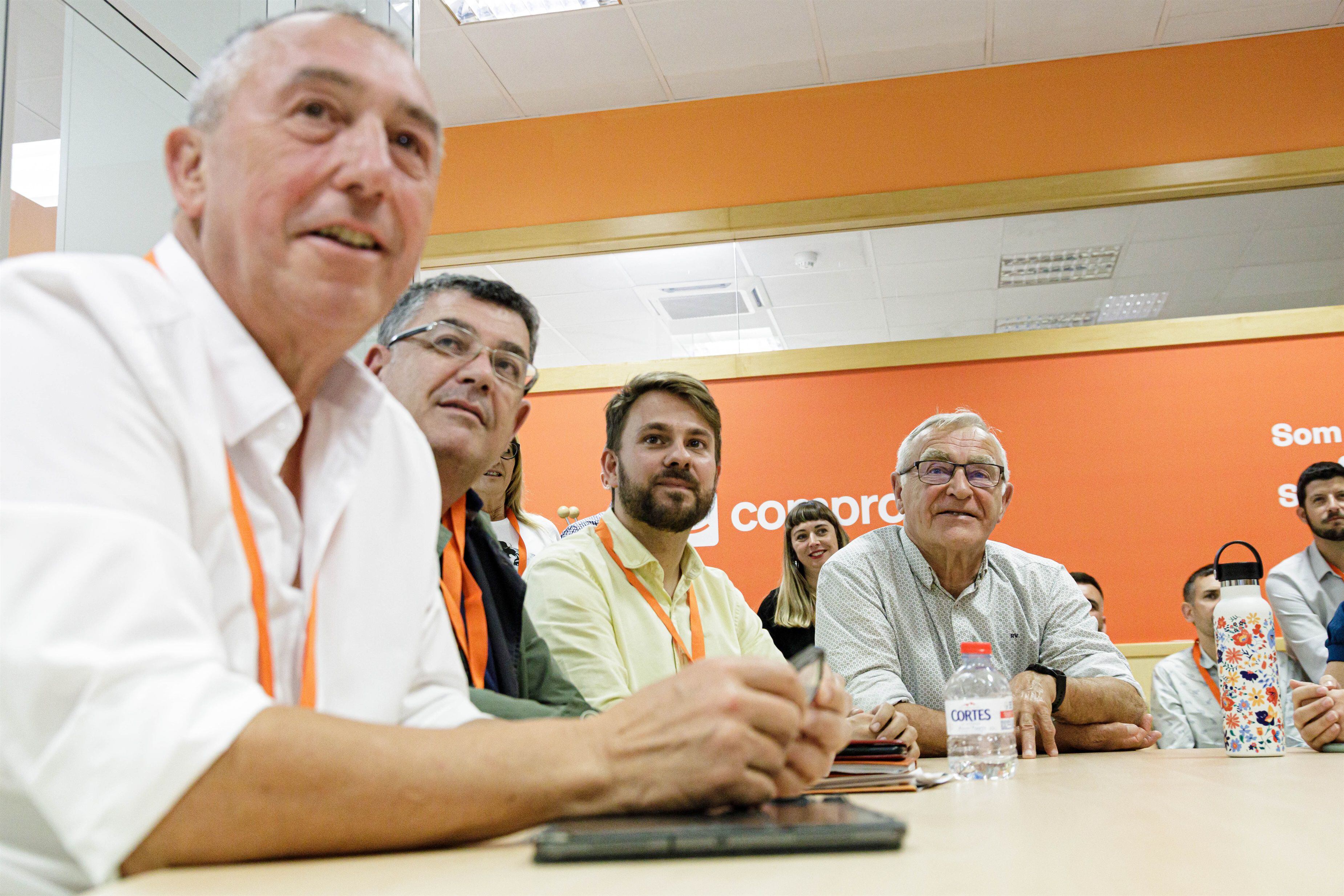 El candidato de Compromís a la Generalitat valenciana, Joan Baldoví (a la izquierda), y el alcalde de Valencia y candidato a la reelección, Joan Ribó (a la derecha), en la sede del partido siguiendo la jornada electoral.