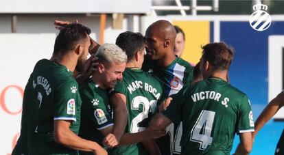 Los jugadores del Espanyol festejan el primer gol del partido.