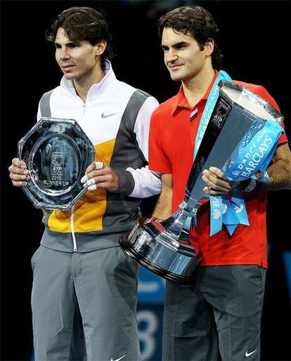 Rafa Nadal y Roger Federer, tras la final de la Copa de Maestros.