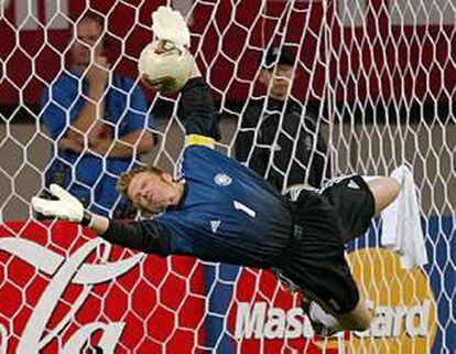 Oliver Kahn se estira y desvía la pelota, ayer ante Corea.