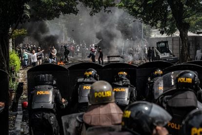 Manifestantes y policías se enfrentan durante las protestas de este miércoles en Yakarta.