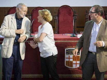 L'escriptor Eduardo Mendoza amb Nuria Plaza i Rafael Arenas.