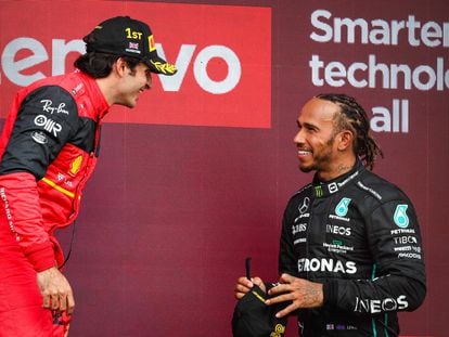 Carlos Sainz y Lewis Hamilton, en el podio del GP de Gran Bretaña en 2022.