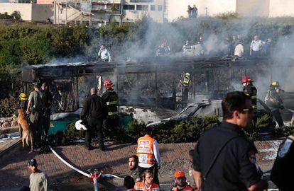 Forces de seguretat i dels serveis d'emergències israelians, davant de l'autobús que aquest dilluns ha explotat.
