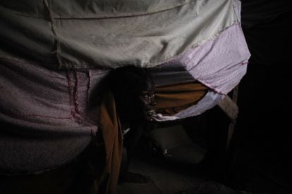 Una mujer espera en el improvisado burdel que comparte con otras prostitutas en Haití. Las condiciones de higiene de los lugares donde se ejerce la prostitución en Puerto Príncipe son nulas. Según ONUSIDA, "las relaciones heterosexuales constituyen el principal impulsor de la epidemia en el país, y aproximadamente el 53% de las personas que viven con el VIH son mujeres".