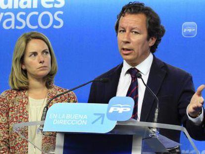 El vicesecretario de Organización del PP, Carlos Floriano, y la presidenta de los populares vascos, Arantza Quiroga, este miércoles en Bilbao.