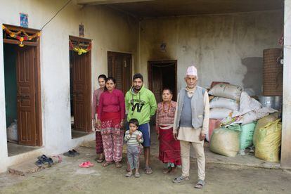 La familia de Madhav Prasad vive del arroz, que necesita más agua y para el que usan bombeo eléctrico. Al granjero le sería imposible amortizar el precio de la 'bomba Barsha' con las ganancias de su huerta, con la que solo da para alimentar a los suyos. 
