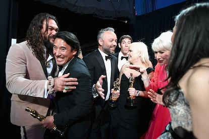 Jason Momoa, Jimmy Chin, Evan Hayes, Alex Honnold, Shannon Dill, and Helen Mirren celebran no una ni dos... sino hasta tres estatuillas.