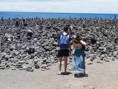 Dos turistas en playa Jardín (Tenerife).