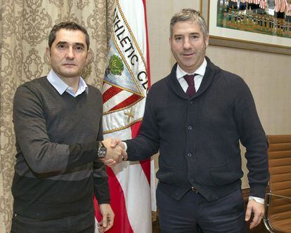 Ernesto Valverde posa junto al presidente Josu Urrutia, tras el firmar la ampliaci&oacute;n de su contrato como t&eacute;cnico del Athletic.