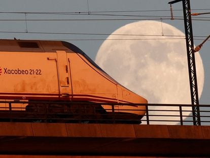 Un tren, circulando sobre el viaducto de O Eixo, en Santiago de Compostela.