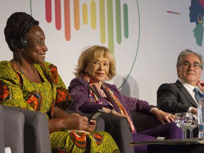 De izq. a dcha. Abiah Magembe, campesina; María Teresa Fernández de la Vega, presidenta de la Fundación Mujeres por África; y José María Sanz, rector de la UAM.
