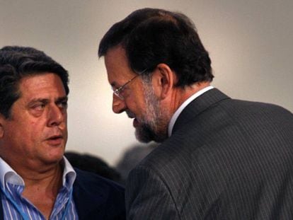 Mariano Rajoy charla con Federico Trillo en 2011.
