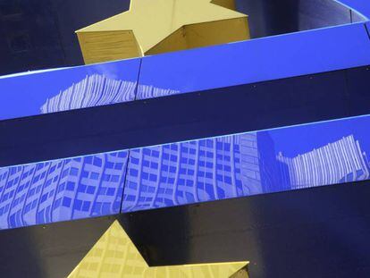 L'edifici del BCE reflectit sobre el símbol de l'euro.