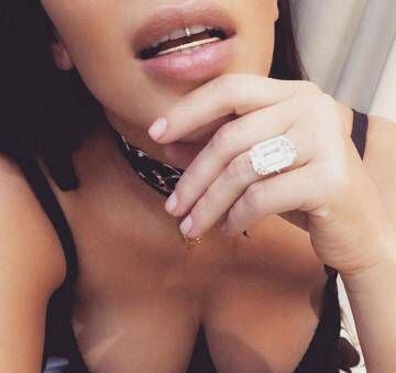 Kim Kardashian con una de las joyas que le robaron durante el atraco que sufrió la pasada madrugada del lunes.