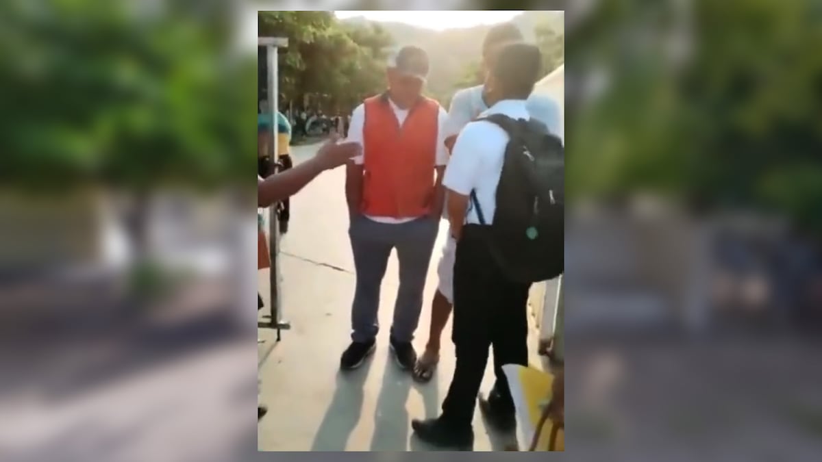 Manialtepec: Los usos y costumbres de una comunidad en Oaxaca impiden que una niña vaya a clase en pantalones